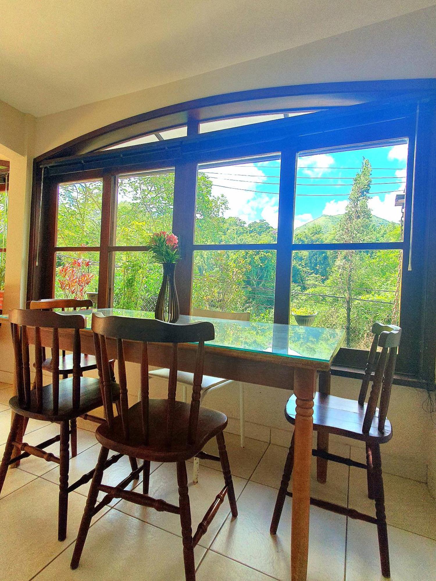 Aconchego De Itaipava - Casa De 3 Quartos, Equipada, Area Kids, Jacuzzi, Pet Friendly, Churrasqueira, Em Meio A Natureza E Proximo Ao Centro Do Bairro Casa de Férias Petrópolis