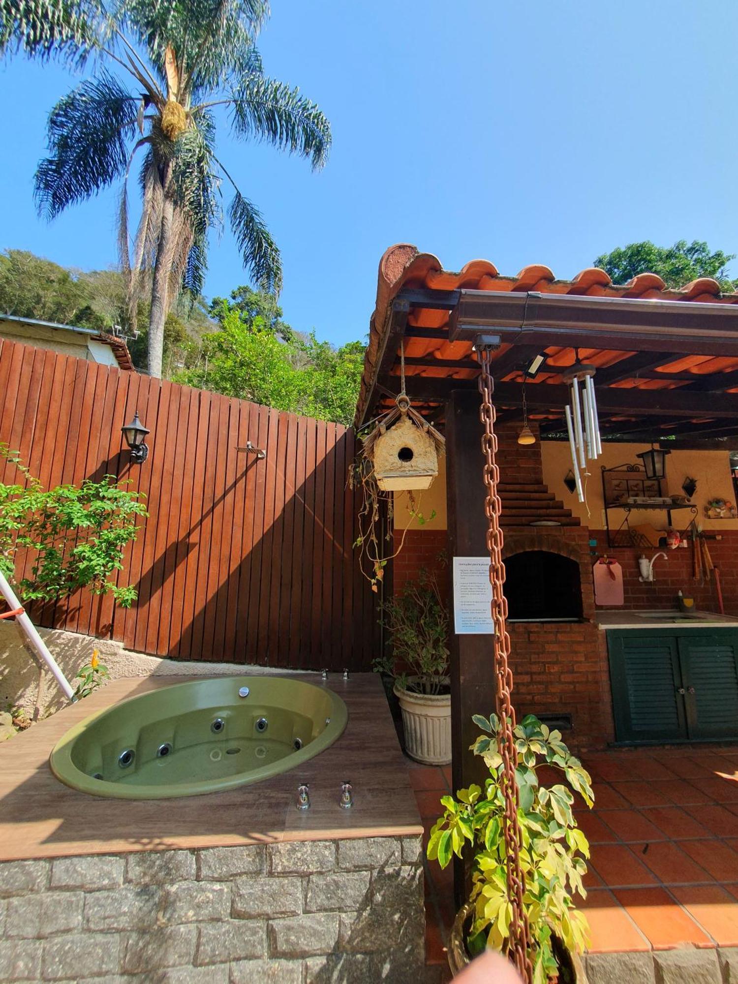 Casa de Férias Aconchego De Itaipava - Casa De 3 Quartos, Equipada, Area Kids, Jacuzzi, Pet Friendly, Churrasqueira, Em Meio A Natureza E Proximo Ao Centro Do Bairro *